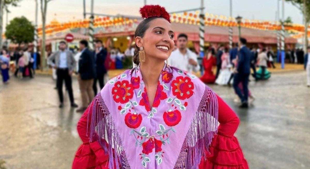 Rosa Pereira disfrutando de la Feria de Abril con vestido de flamenca.