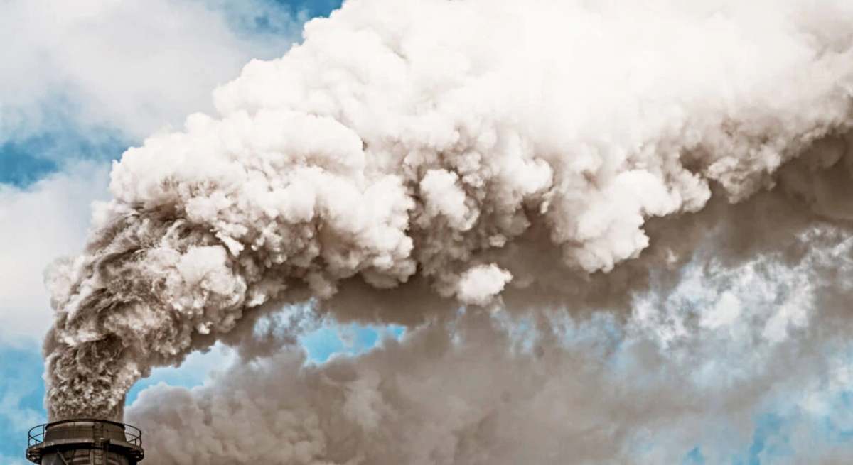 Una industria emitiendo humo