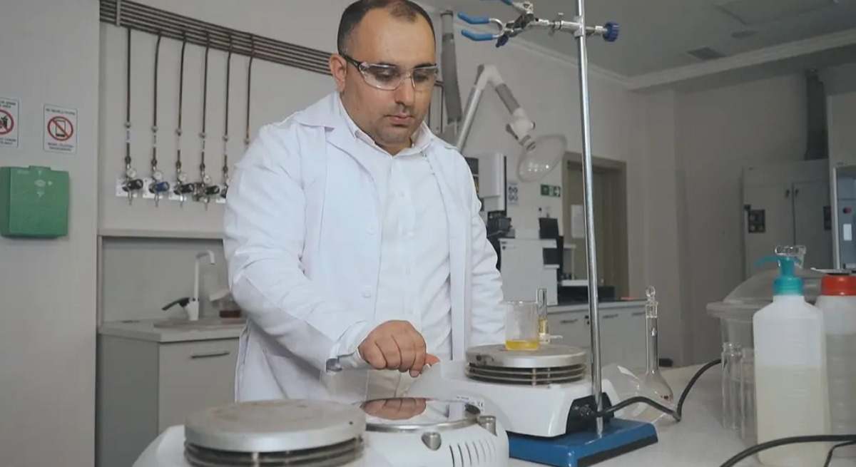 Elmar Asgarzade trabajando en el laboratorio