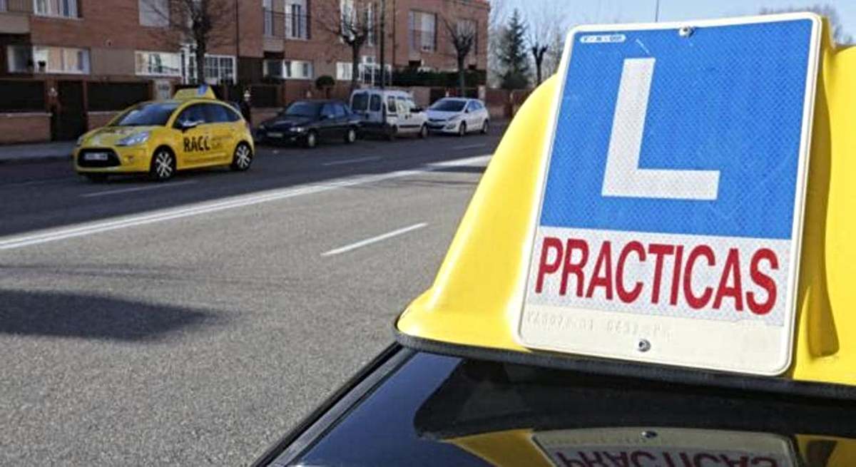 Un vehículo de autoescuela