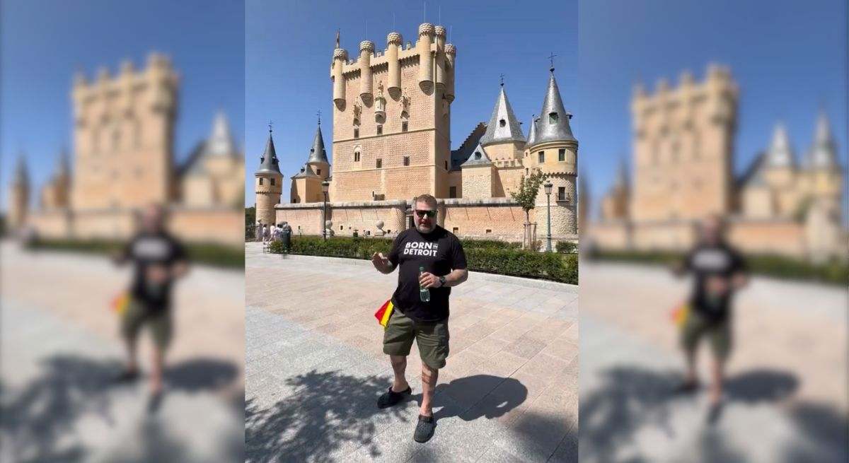 Un estadounidense hablando delante del alcázar de segovia