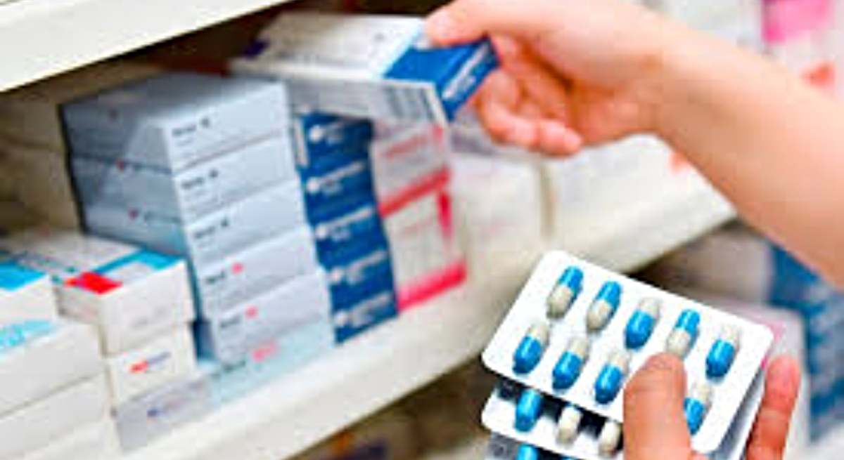 Una persona manipula medicamentos