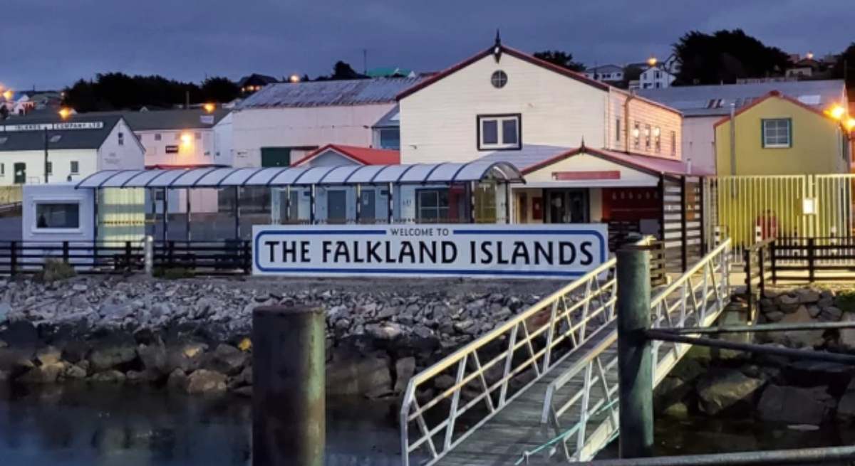Letrero de bienvenida a las Malvinas, Falkland para los británicos