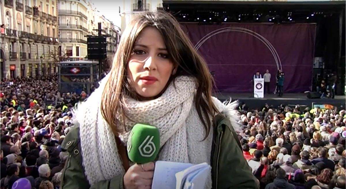La periodista Gloria mena cubriendo un mitin de podemos