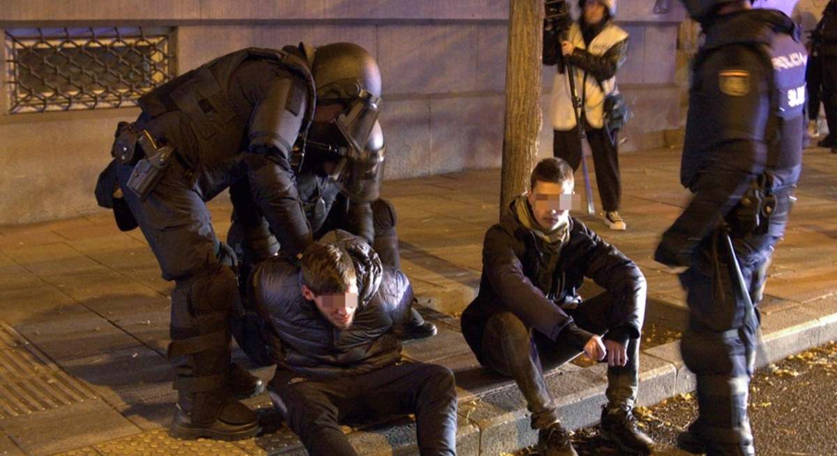 La Policía con dos de los detenidos en Ferraz / EP