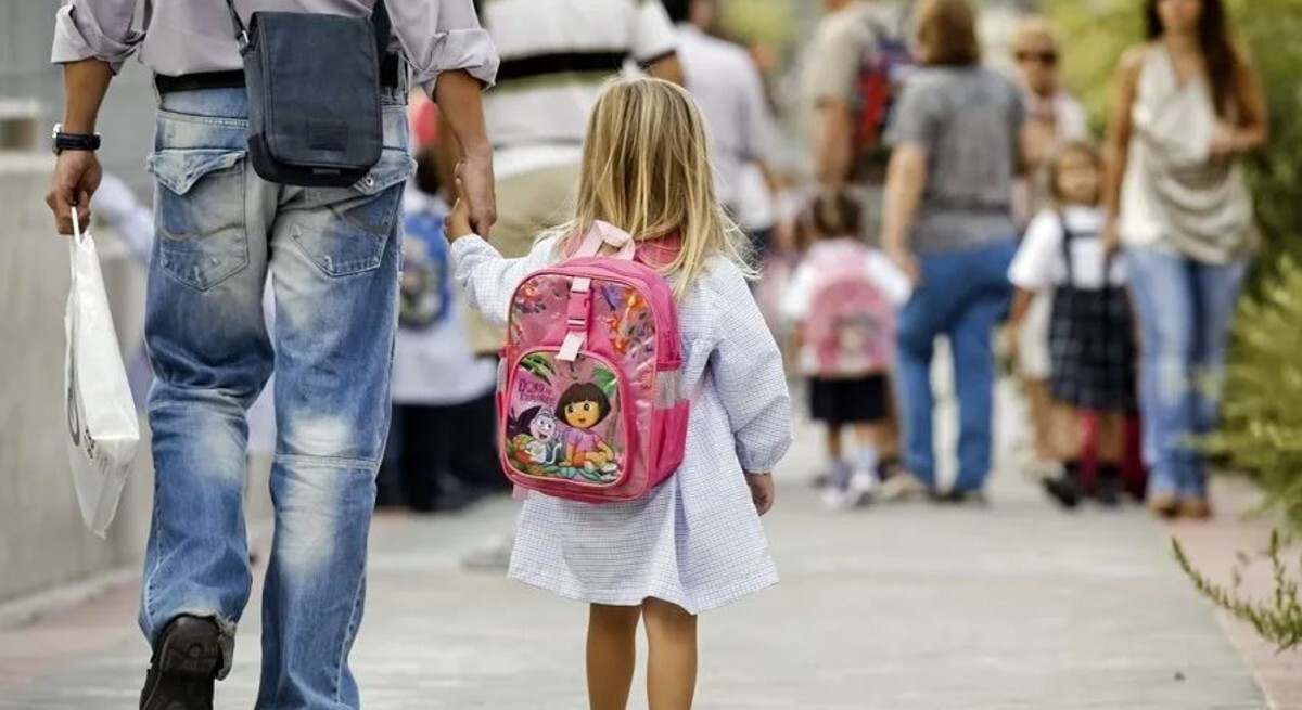 padre-hija-mano-EFE.jpg