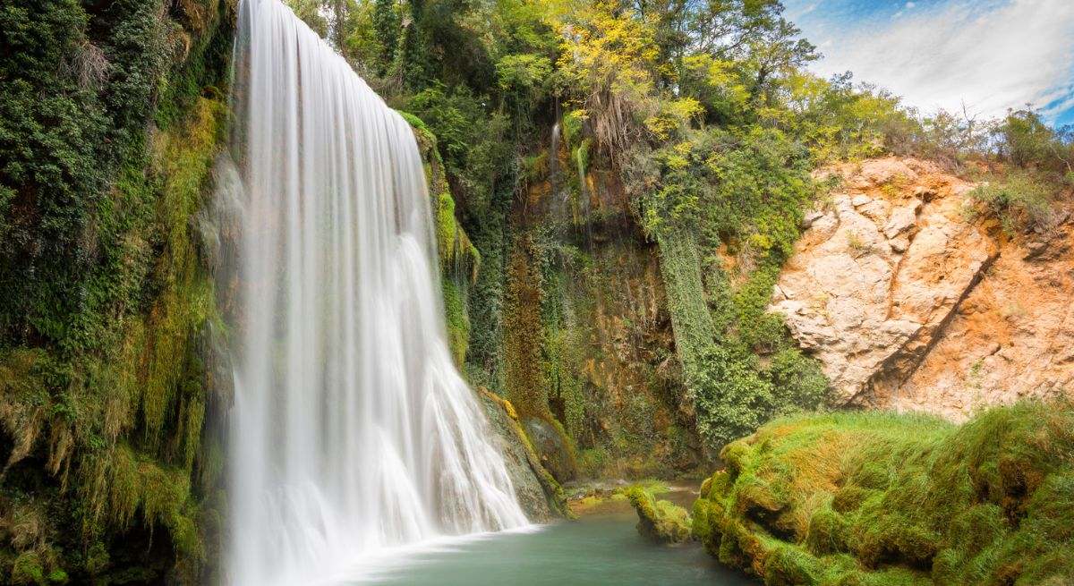 La cascada solitaria del Monasterio de Piedra