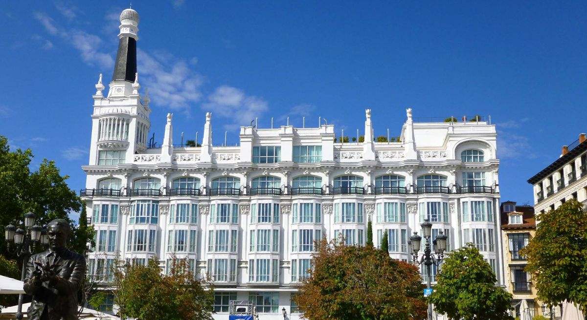 Así se pueden comprar muebles de lujo sin gastar mucho dinero: el cierre de uno de los hoteles más históricos de Madrid pone a la venta más de 10.000 objetos