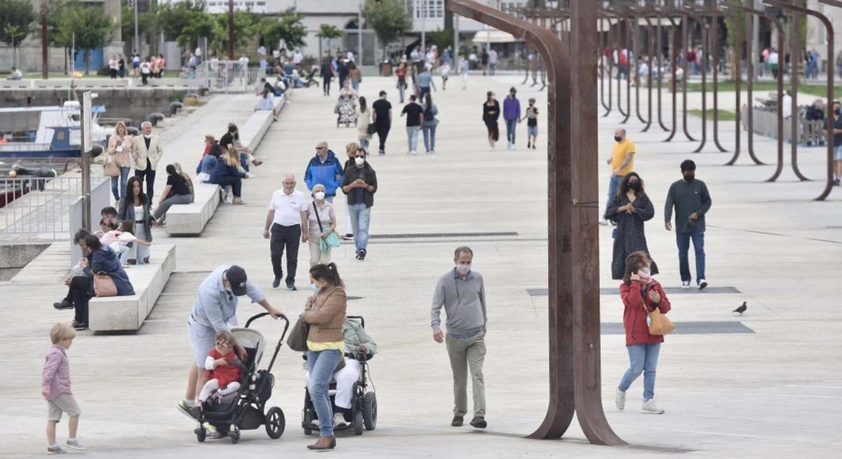 Gente paseando por A Coruña.
