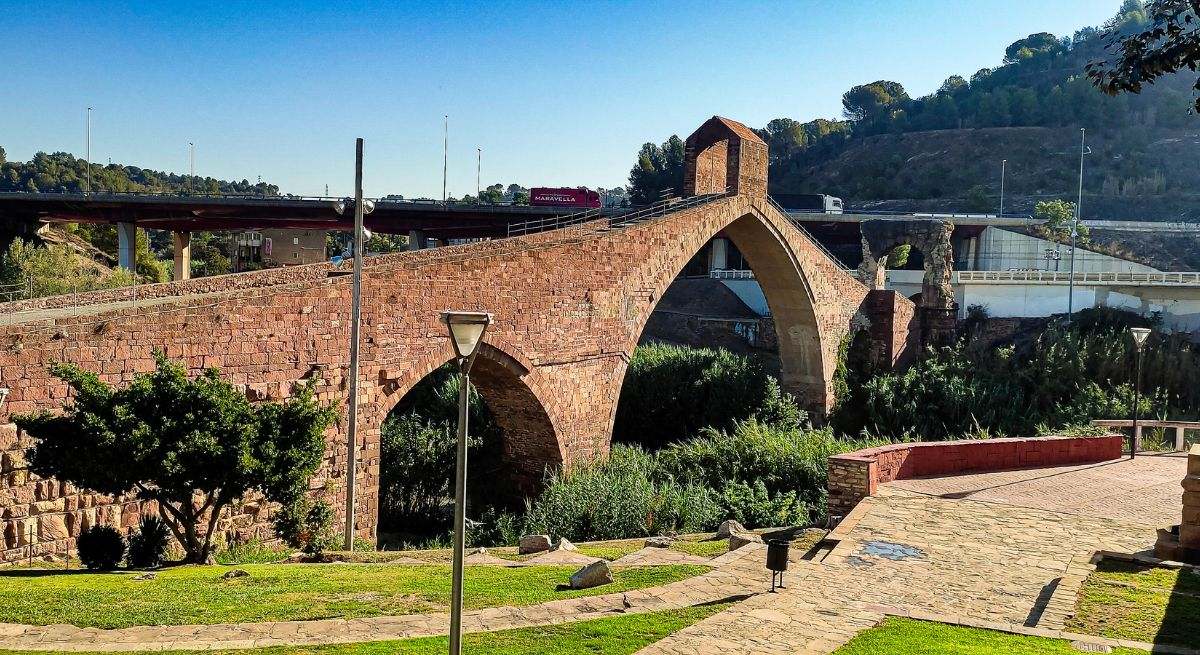 El histórico pueblo que se esconde un puente construido por el "diablo": de más de 2.000 años y envuelto en leyendas