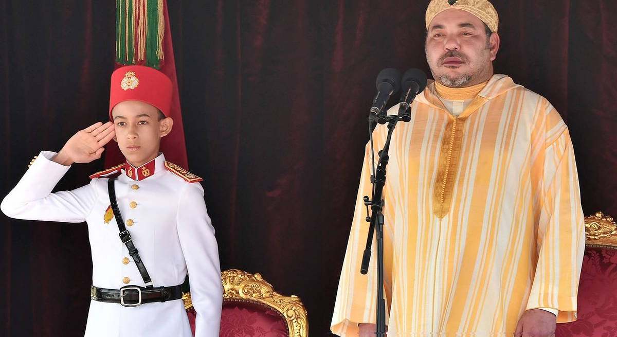El rey Mohammed VI de Marruecos (derecha) y su hijo, el príncipe heredero Moulay Hassan, durante una ceremonia en el palacio real de Rabat el 31 de julio de 2015