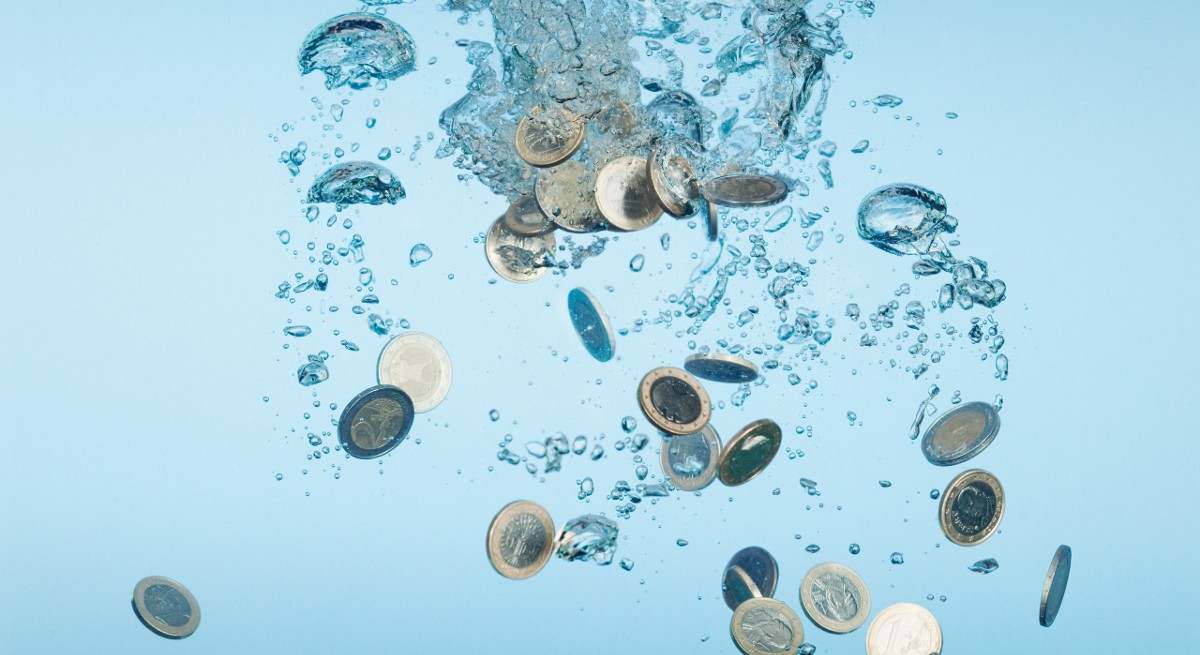 Monedas-euros-agua-1200-istock.jpg