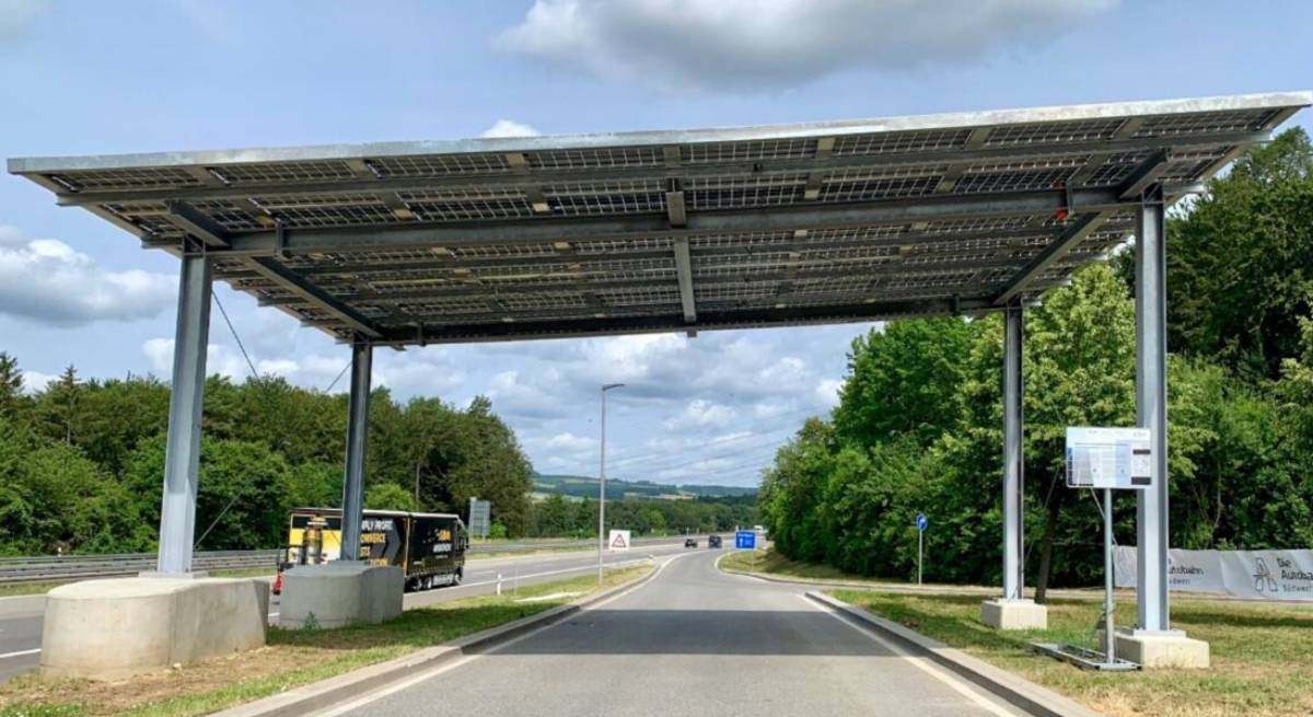 Solarwatt_Autobahn_Pilotprojekt-scaled-e1687878471407-1-3.jpg