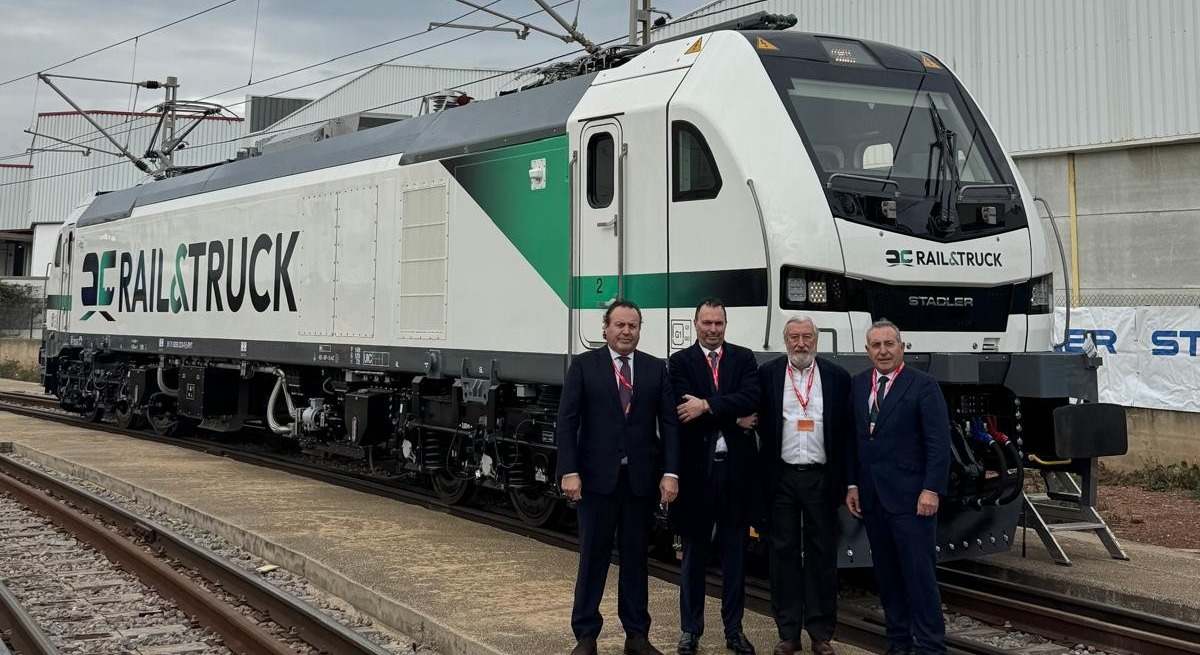Entrega de una de las locomotoras en Valencia.