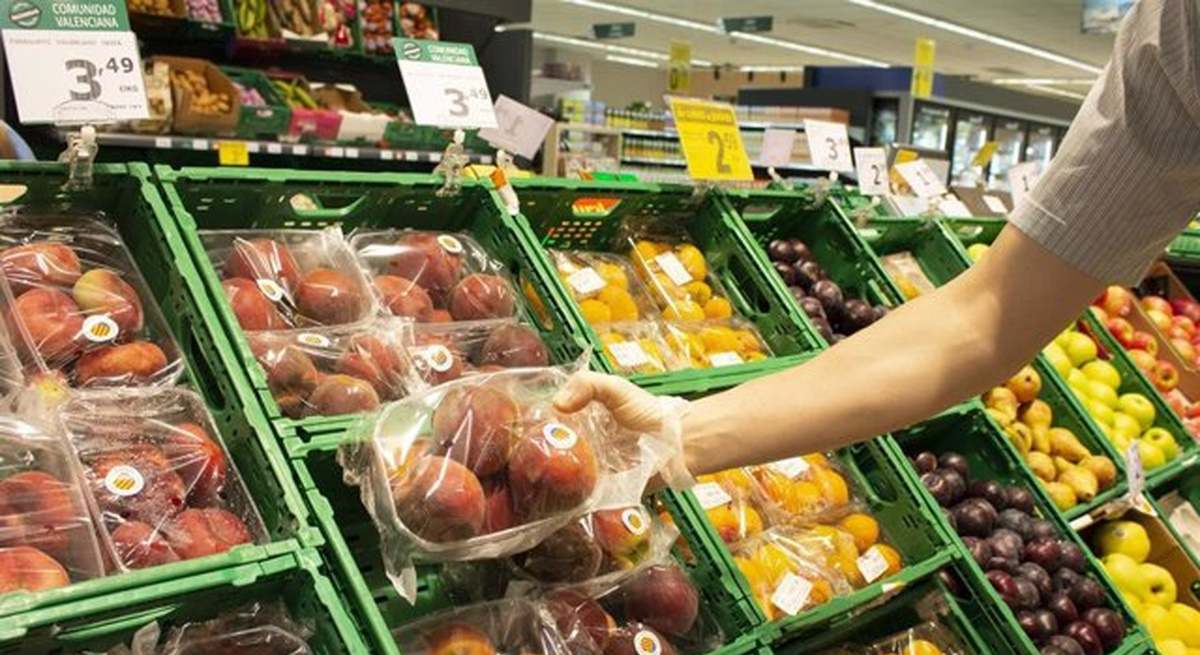 Imagen del pasillo de frutería de un supermercado de Galicia.