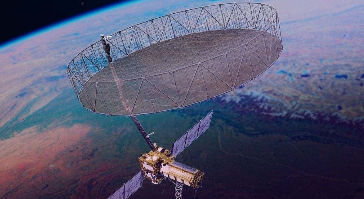 El satélite NISAR utiliza un reflector de antena de radar de 12 metros de diámetro para recopilar información sobre la superficie cambiante de la Tierra.