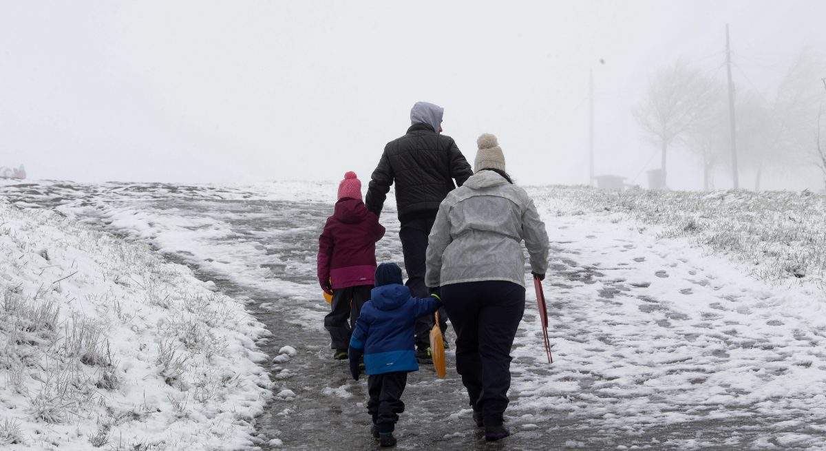 EuropaPress_4925613_familia_llega_parroquia_cebreiro_disfrutar_nieve_15_enero_2023_pedrafita_do-1.jpg