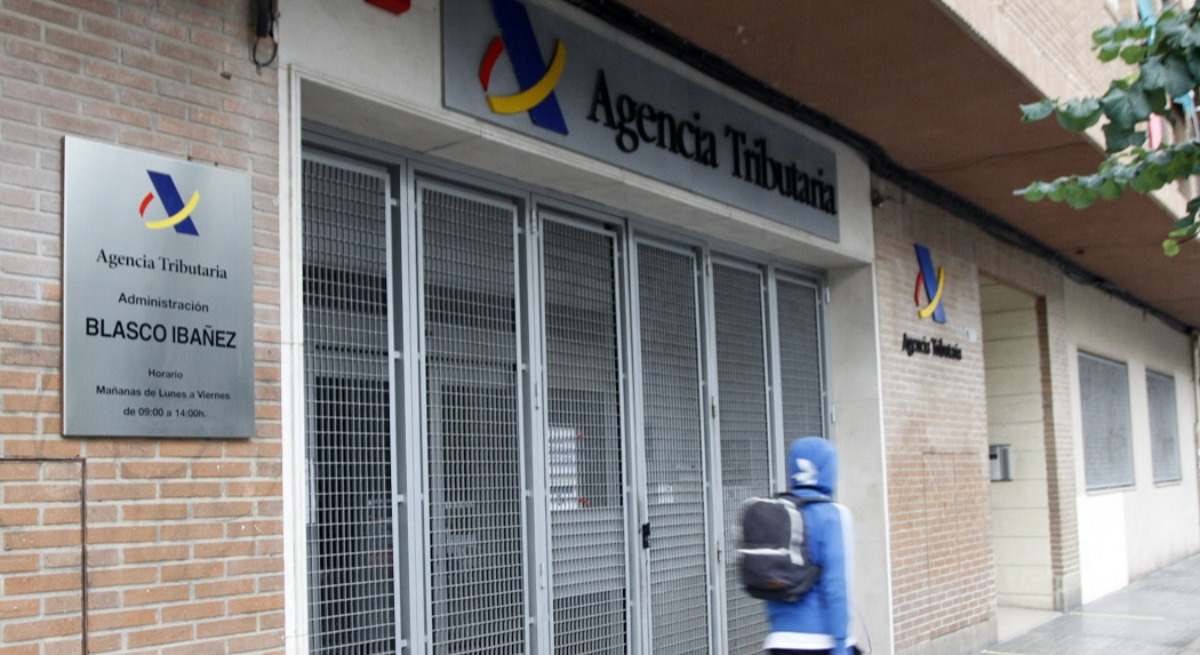 Una persona pasa por delante de una Administración de la Agencia Tributaria