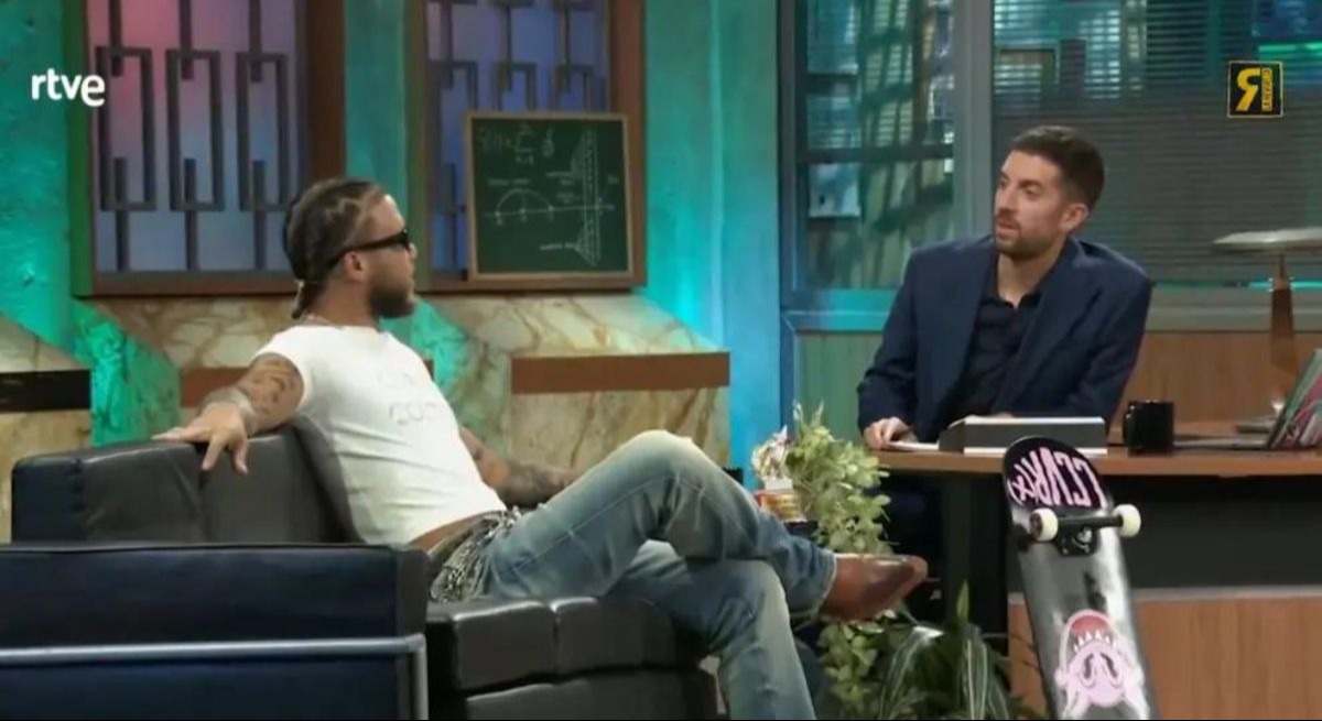 El artista Jhayco sentado en el sofá de broncano