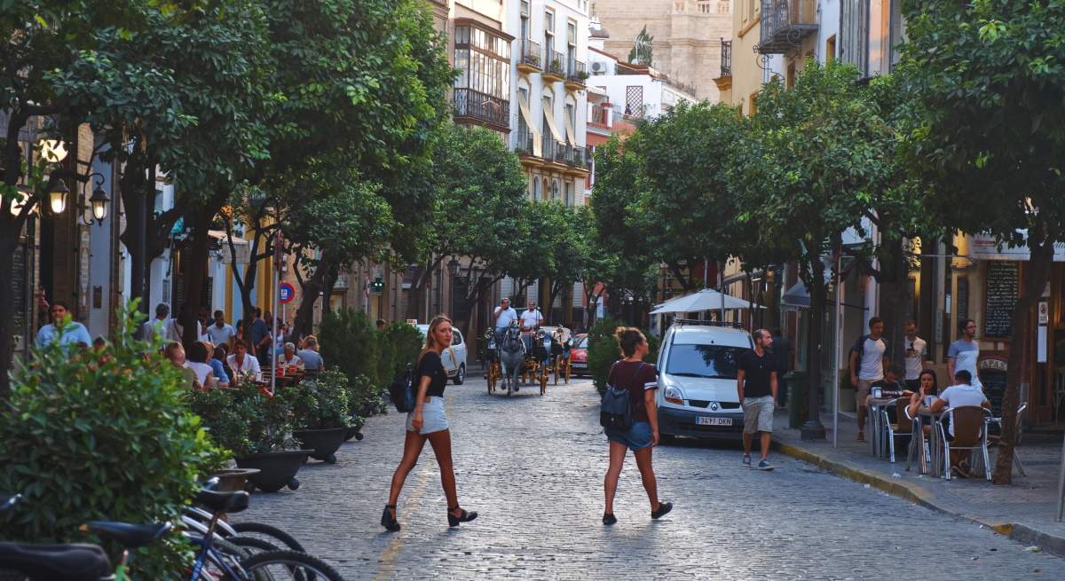 mujeres-calle-sevilla-alamy.jpg