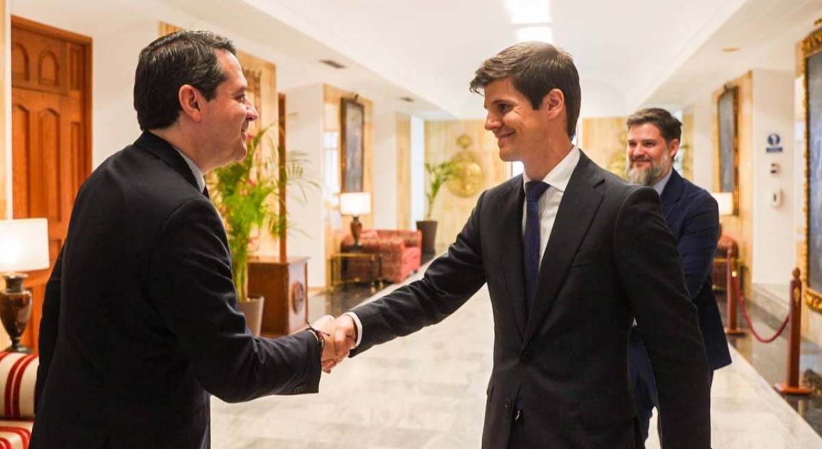 El alcalde de Córdoba, José María Bellido, saluda al vicepresidente de GDELS-Santa Bárbara Sistemas, Alejandro Page,