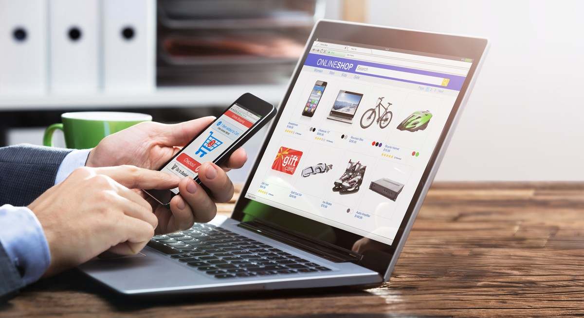 Consumidor evaluando compra por internet
