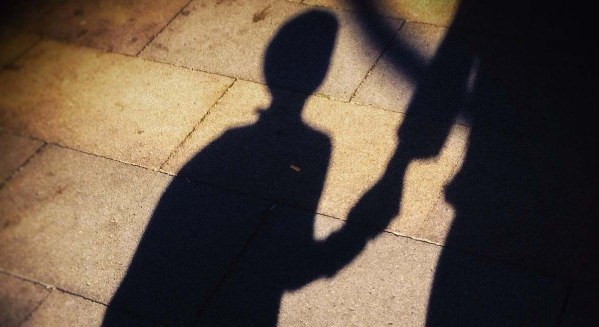 Hijo de la mano de su madre. Foto: Alamy