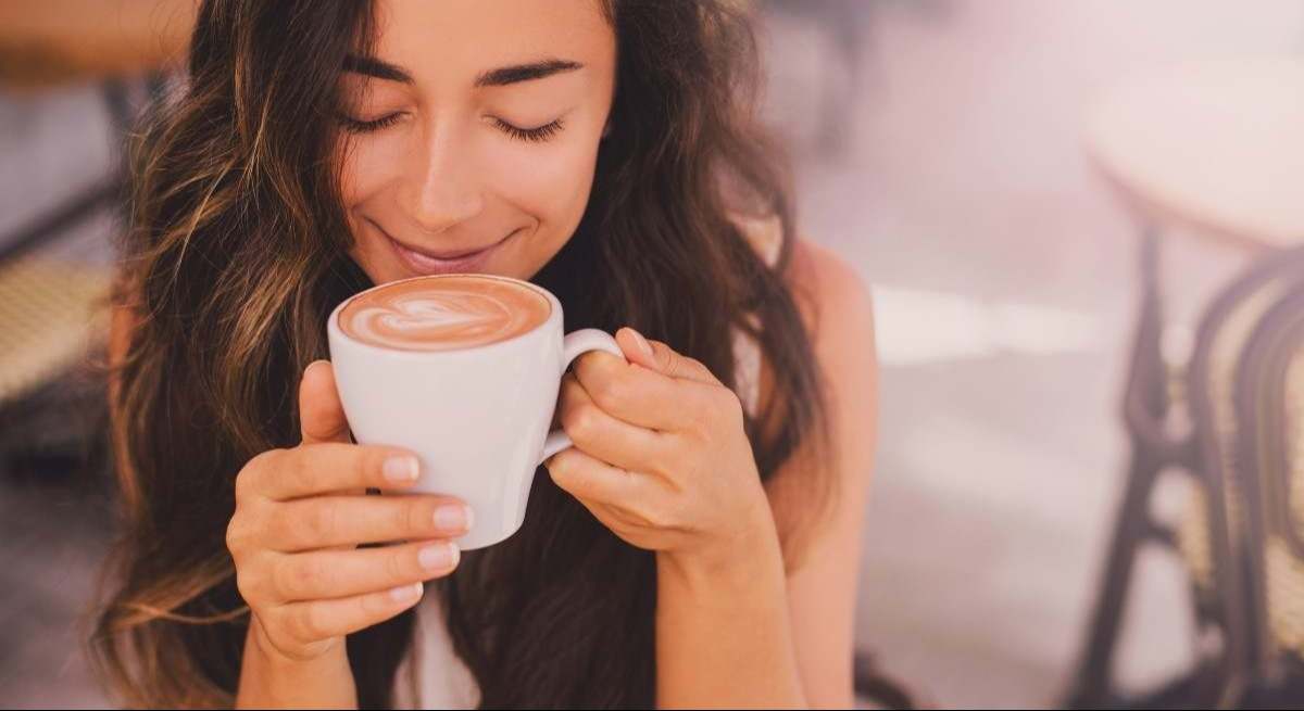 Mujer bebiendo cafe