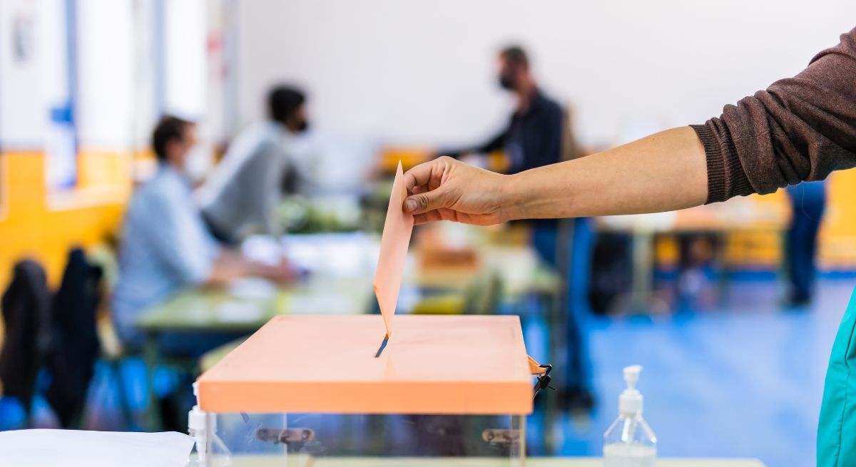 urna-electoral-edad-elecciones-generales-dreamstime.jpg