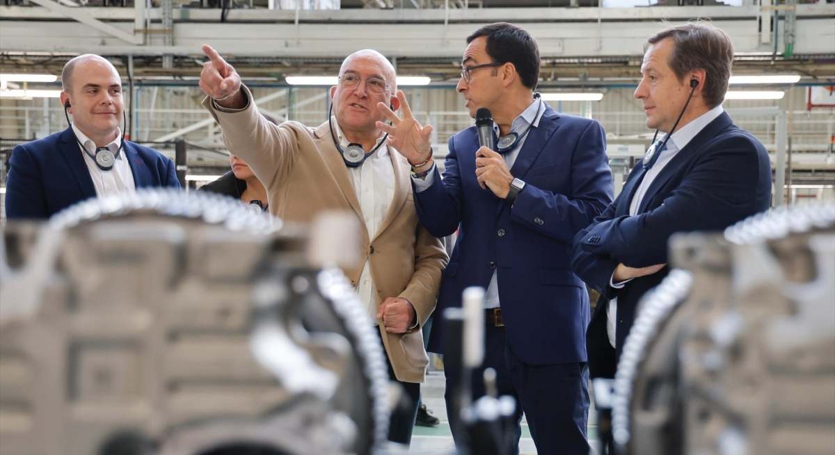 Alberto de los Ojos a otros directivos en la visita del alcalde de Valladolid, Jesús Julio Carnero, a la factoría / EP