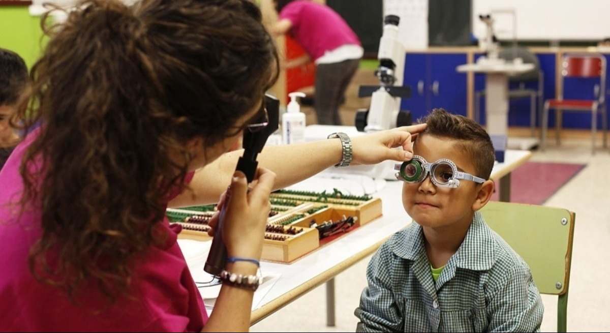 Imagen de un niño mientras le gradúan la vista