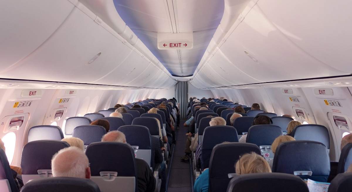 avion-interior-pasajeros-alamy.jpg