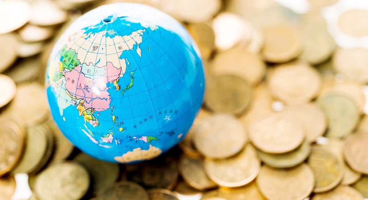 Bola del mundo sobre monedas