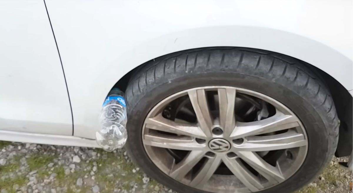 Así es la trampa de la botella: un truco que toma fuerza para robar coches en España