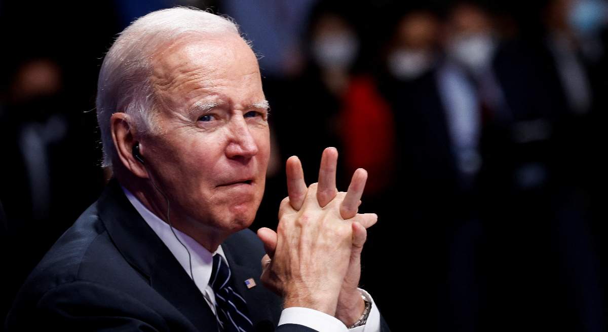 joe-biden-presidente-eeuu-manos-cruzadas-mirando-lado-tokio-23mayo2022-reuters-1200x655.jpg