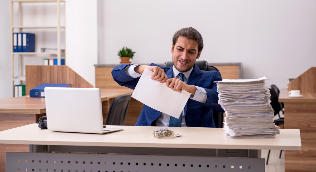 trabajador-rompe-contrato-enfadado-dreamstime.jpg