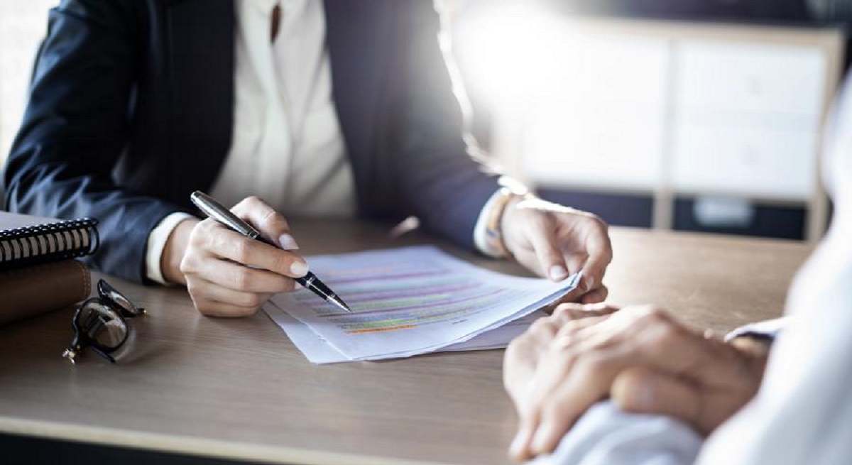 1200-x-655-Hombre-con-un-contrato-iStock.jpg