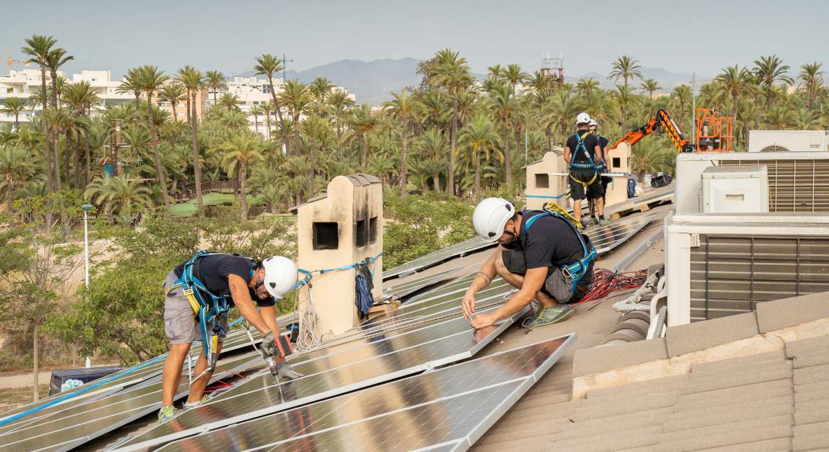 Instalación fotovoltaica en el tejado de una urbanización de Elche. / Octopus Energy