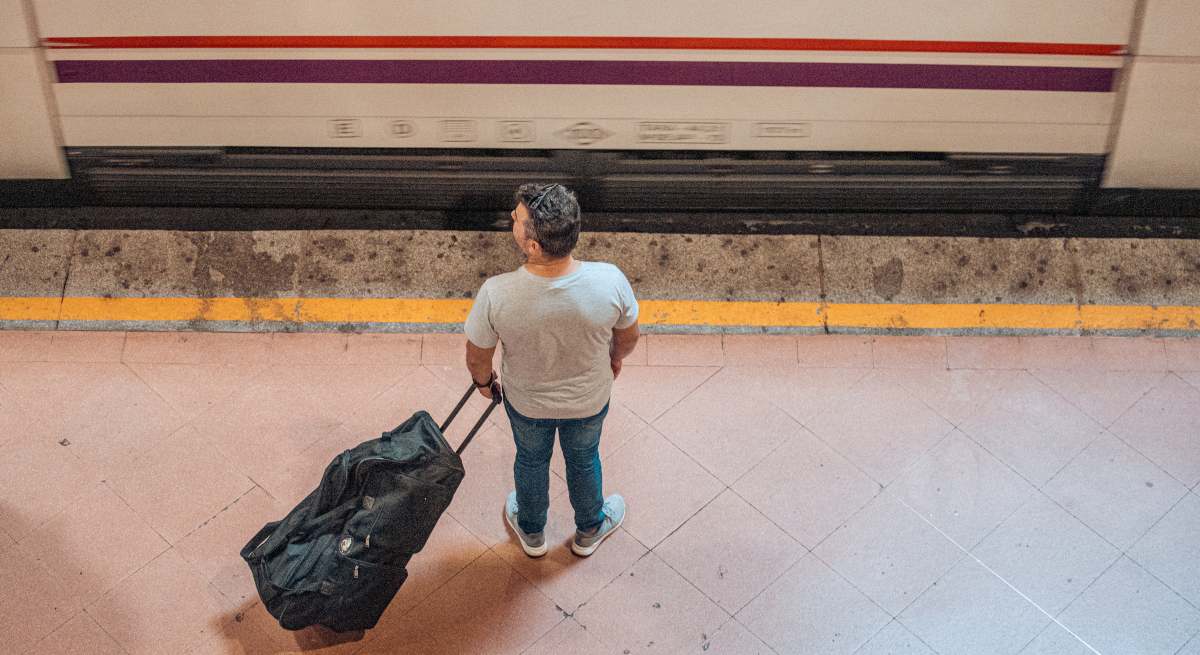 Un usuario espera en el andén para subir a un tren