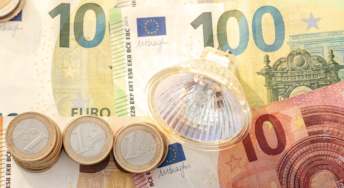 billetes-euro-cerca-bombilla-precio-luz-dreamstime.jpg