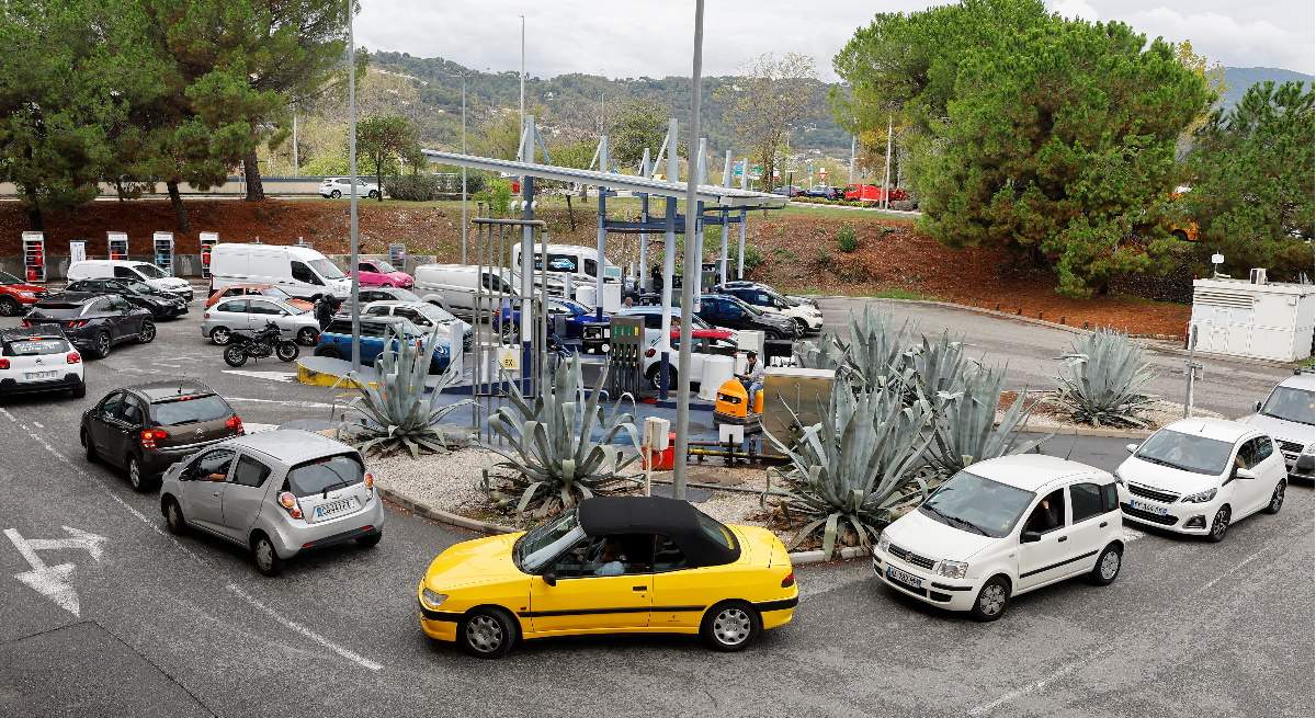 cola-coches-gasolinera-niza-francia-huelga-paron-refinerias-8octubre2022-reuters-1200x655.jpg