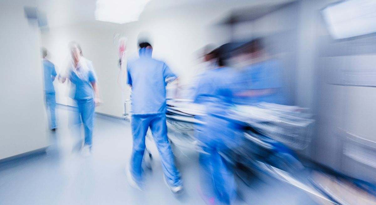 Varios médicos se preparan para atender a un paciente
