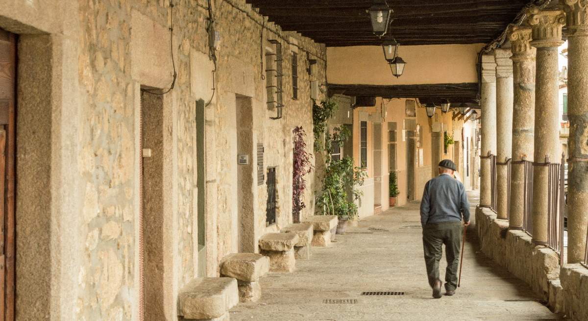 Anciano-paseando--iStock.jpg