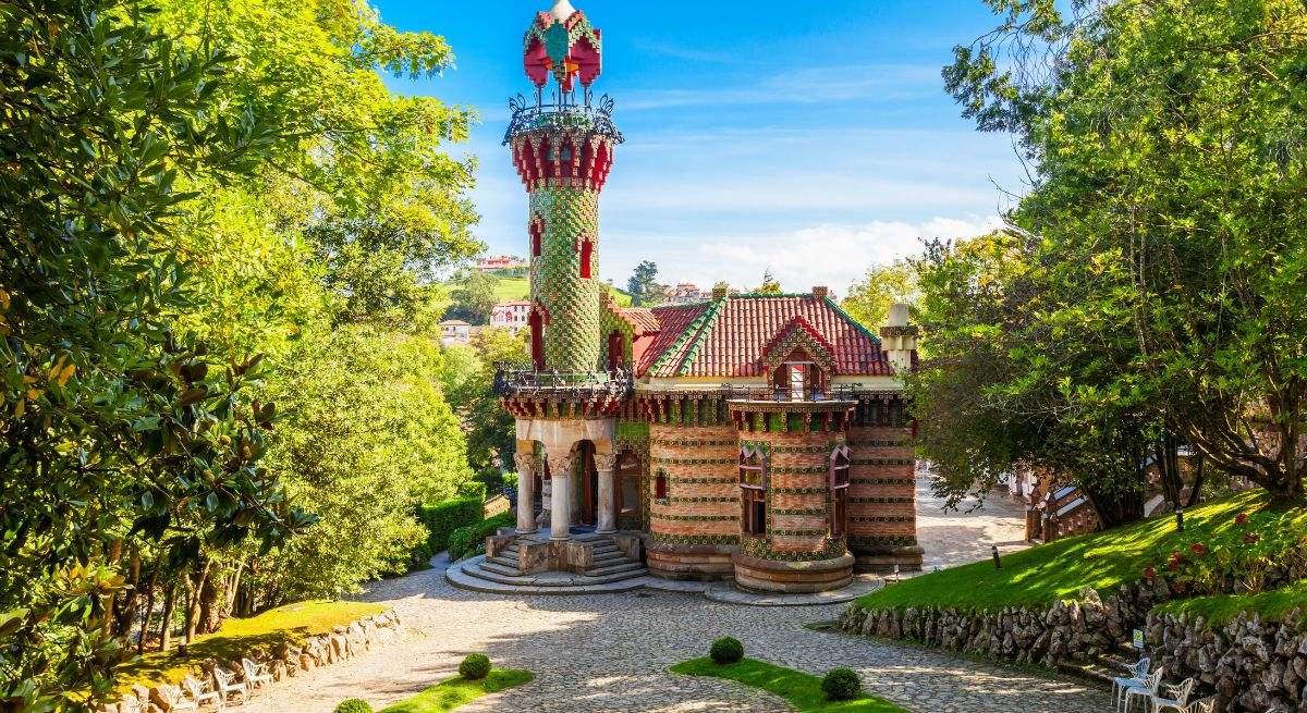 Casa muy colorida y con un gran torreón verde y rojo diseñado por Antonio Gaudí