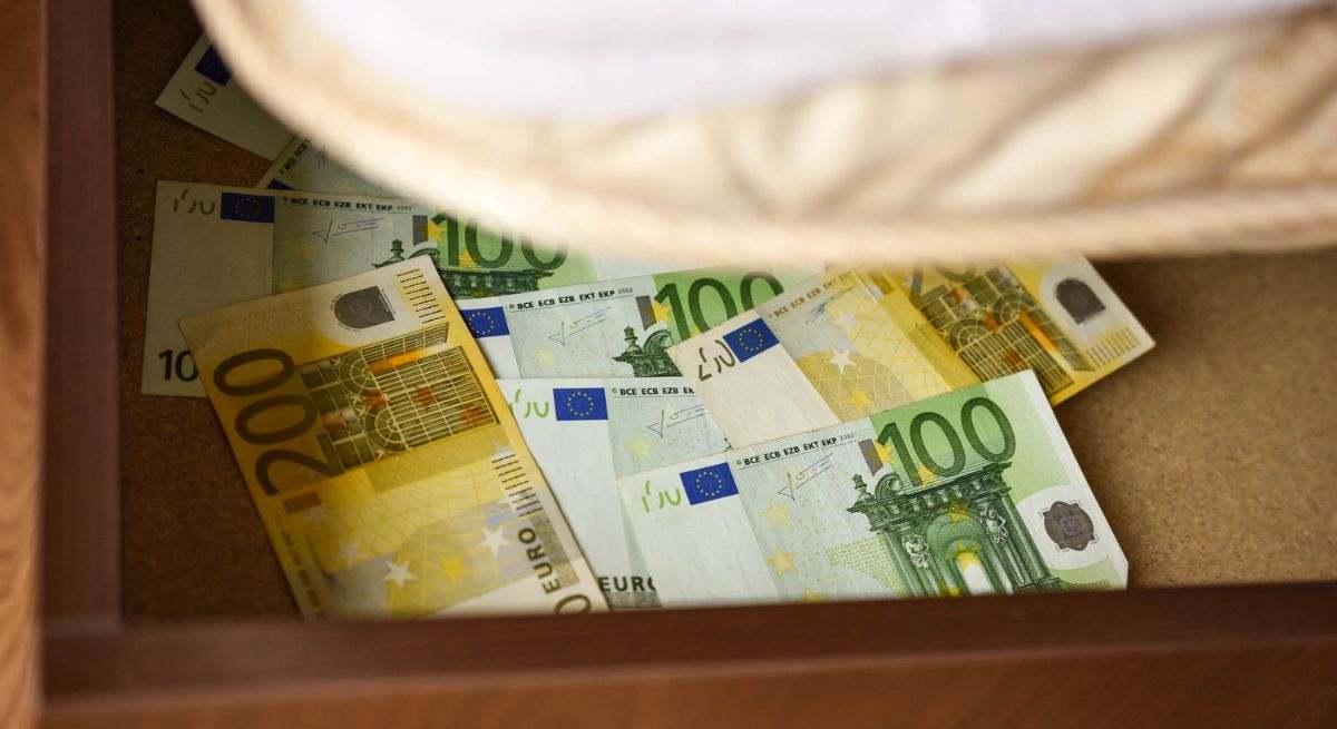 dinero-efectivo-bajo-colchon-getty.jpg