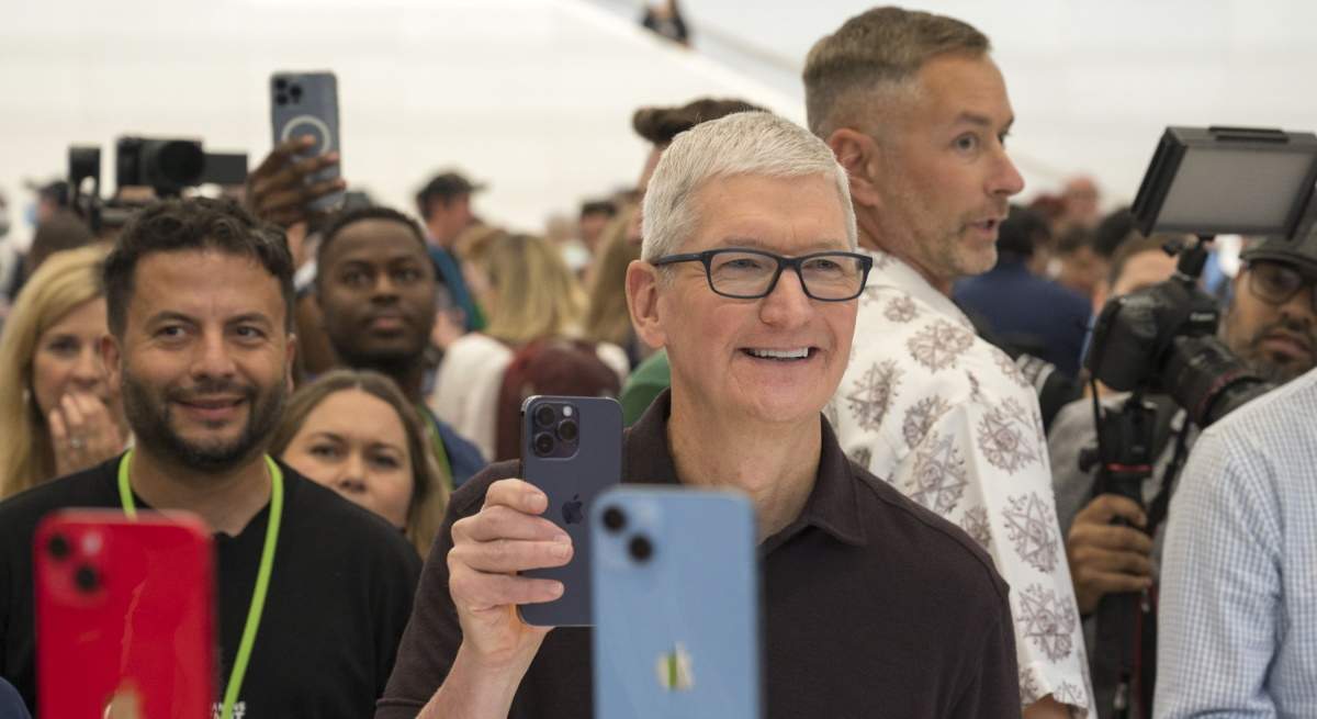 tim-cook-iPhone14Pro-ProMax-Bloomberg.jpg