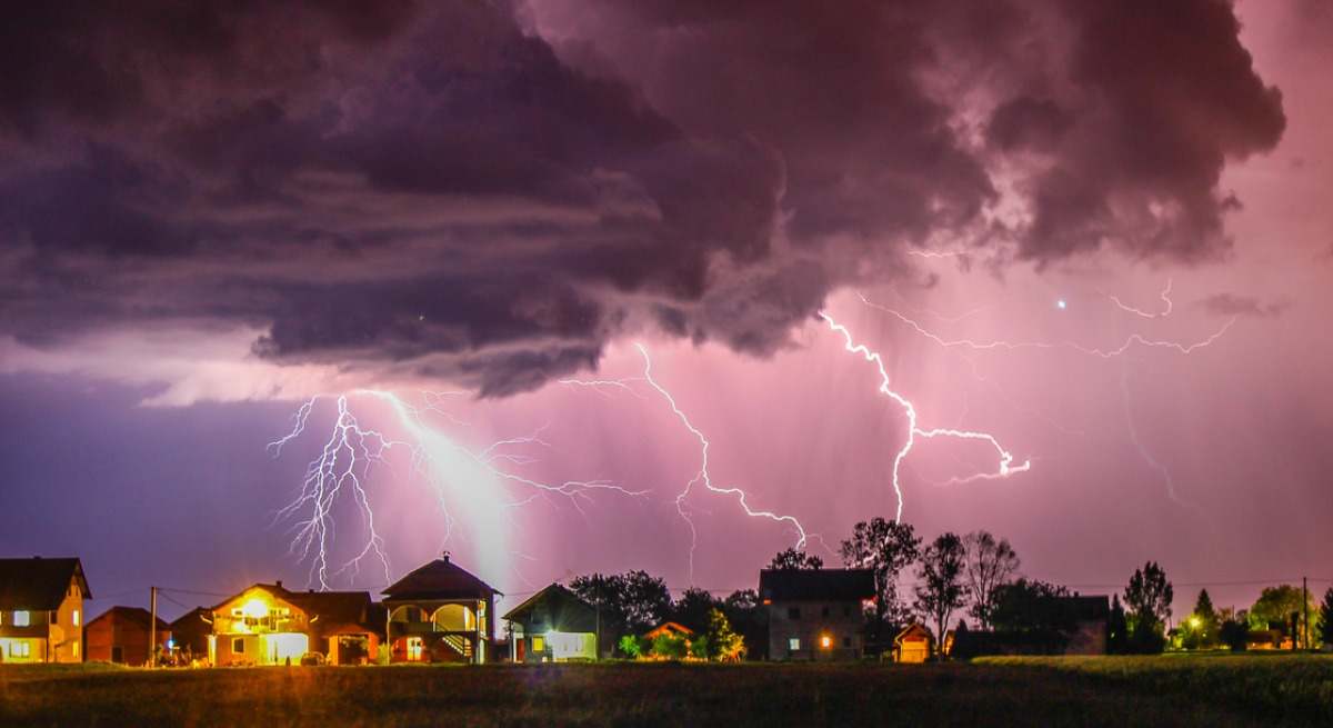 Tormenta sobre unas casas de madera