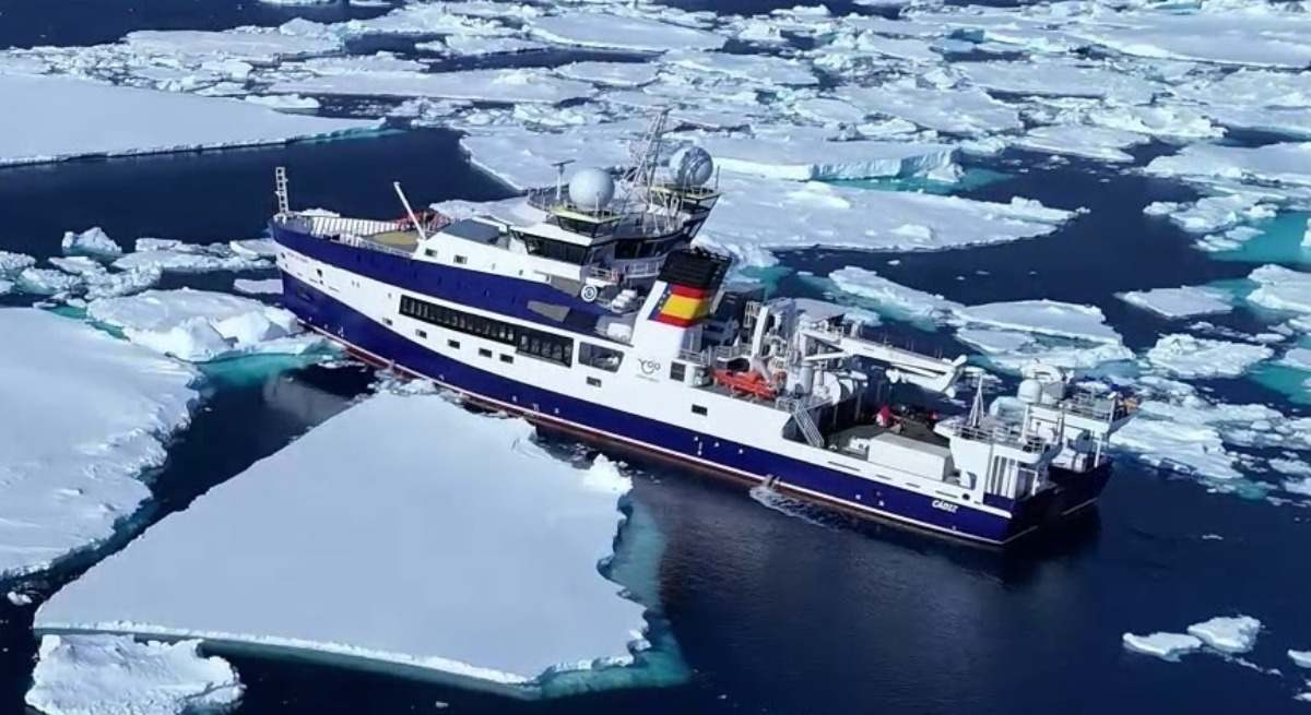 El buque oceanográfico español 'Odón de Buen' rompe en aguas antárticas hielo por primera vez