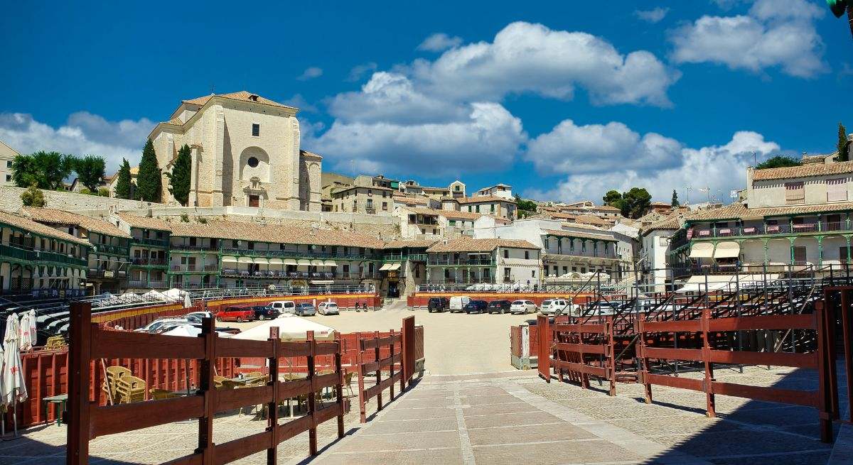 El pueblo que está entre lo más bonito de España con un mercadillo medieval para celebrar el carnaval y es perfecto para una escapada cerca de Madrid