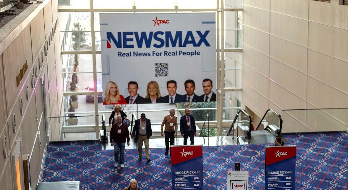 Un anuncio de Newsmax durante la última Conferencia Conservadora de EEUU. Foto: Bloomberg